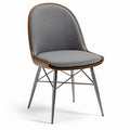 **Moderne stoel met houten zitting en metalen poten**